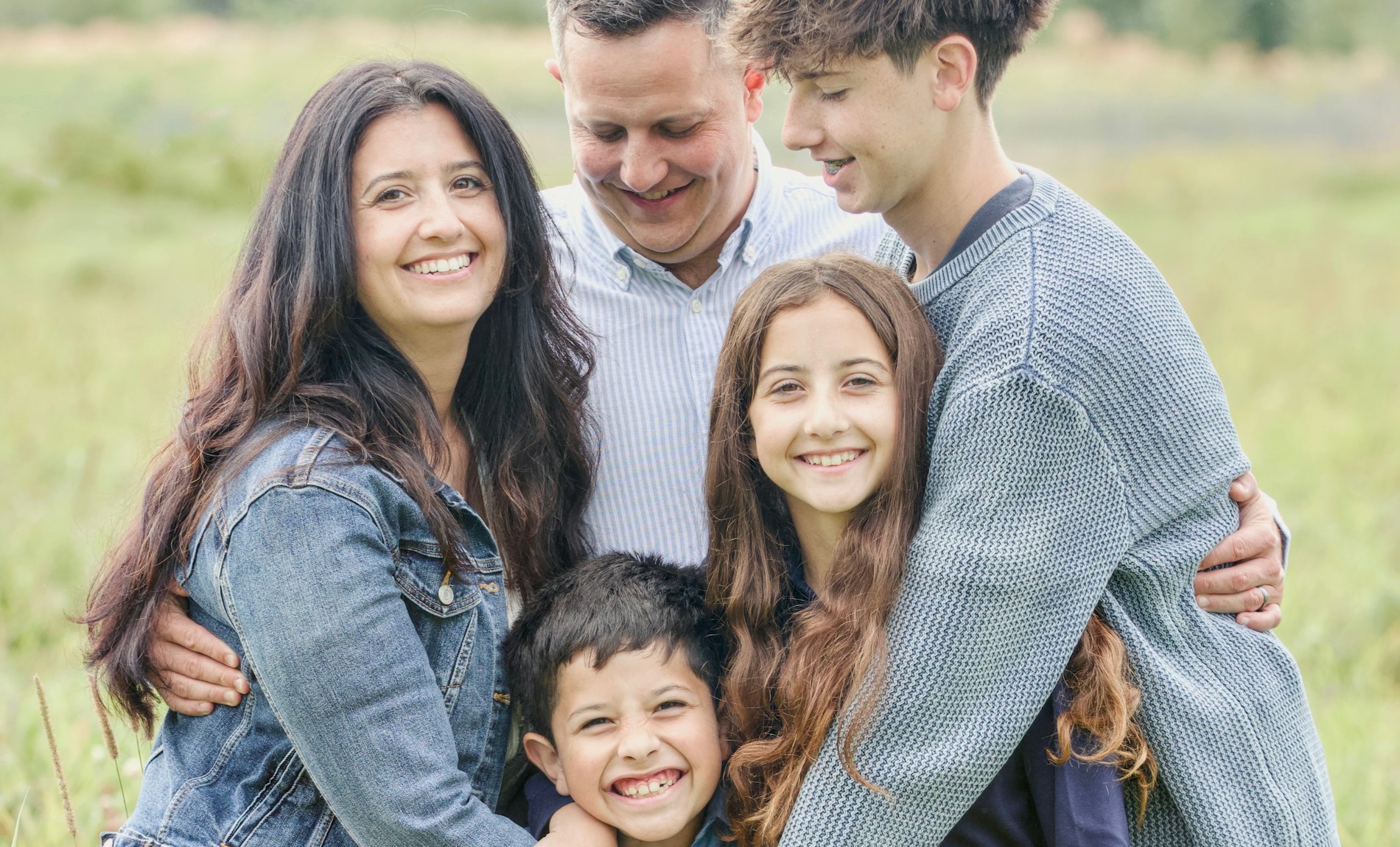 Familia sonriendo, representando el ingreso a la comunidad Isidriana