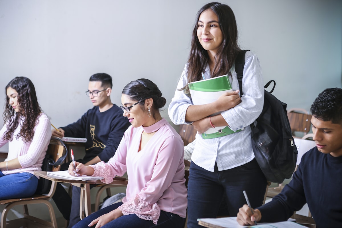 Estudiantes de media vocacional preparando su proyecto de grado