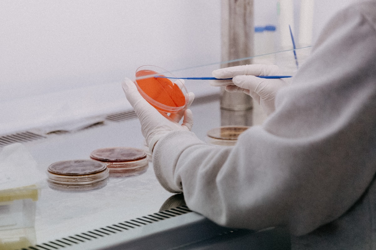 Estudiante en práctica de laboratorio