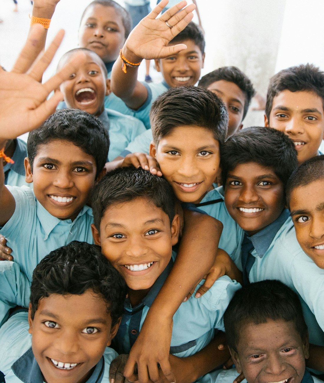 Grupo grande de estudiantes sonriendo juntos
