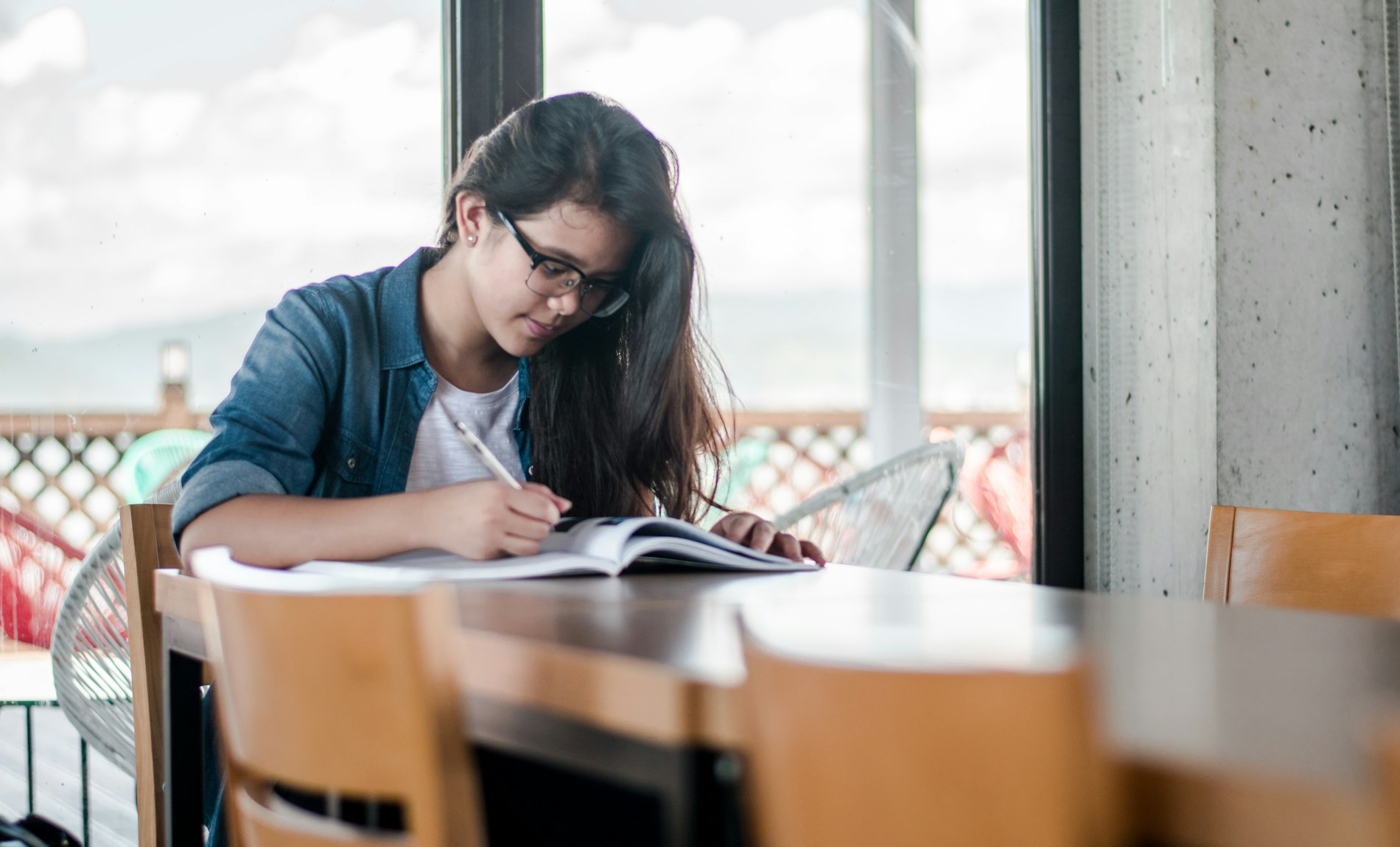 Estudiante estudiando con libros y computador