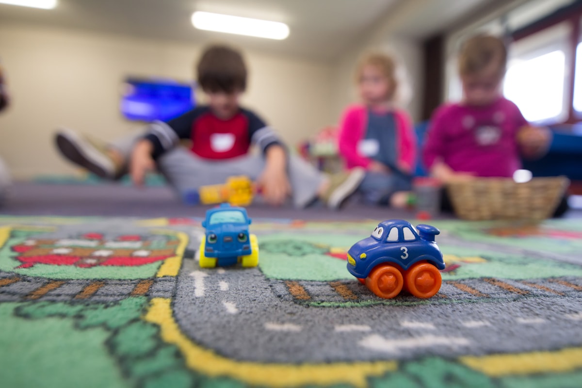 Niñas y niños de preescolar en actividades de juego y aprendizaje