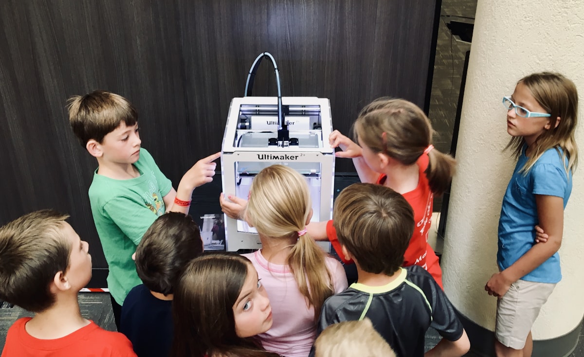 Estudiantes construyendo un robot